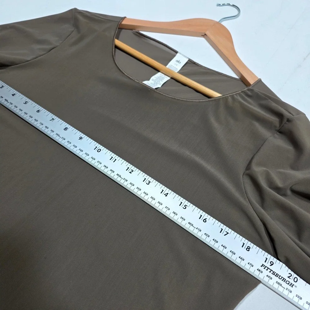 Alo Yoga Mesh Long Sleeve Crop Top Womens Large Brown Sheer Activewear Layering